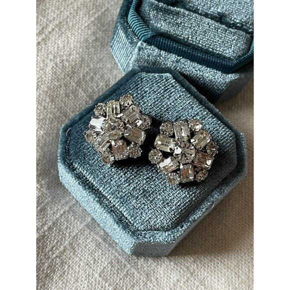 Vintage 50s WEISS Snowflake Clear Rhinestone Earrings Clip Back Prong Set Signed - Picture 8 of 9